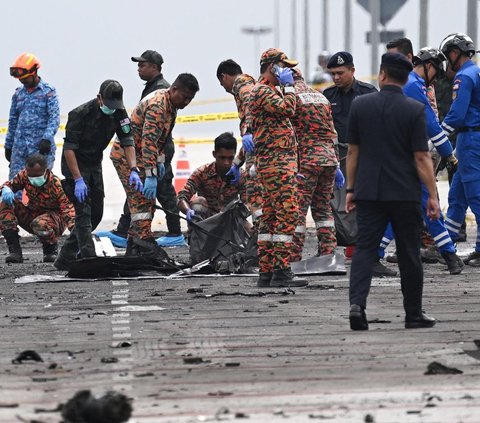 Sebuah jet pribadi jatuh dan menabrak sepeda motor hingga mobil di sebuah jalan raya dekat bandara di pinggiran Kuala Lumpur, Malaysia, pada Kamis (17/8/2023). Insiden nahas itu terjadi ketika pesawat hendak melakukan pendaratan.