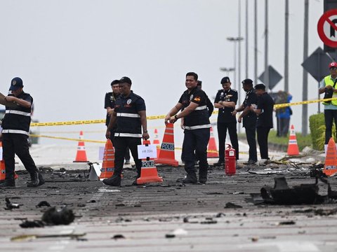 FOTO: Penampakan Puing Jet Pribadi di Malaysia yang Tabrak Motor dan Mobil hingga Tewaskan 10 Orang