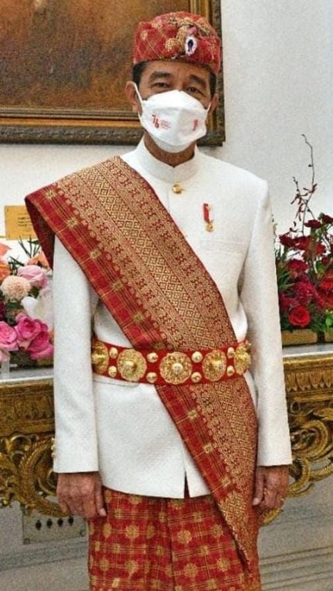 Baju Pepadun <br /><br />Pada HUT ke-76, Presiden Jokowi hadir dengan mengenakan baju adat yang berasal dari Lampung. Jika dilihat, Baju Pepadun memiliki ciri khas pada jenis kain dan topinya. Baju ini kerap dikenakan oleh para pemuka adat Lampung.