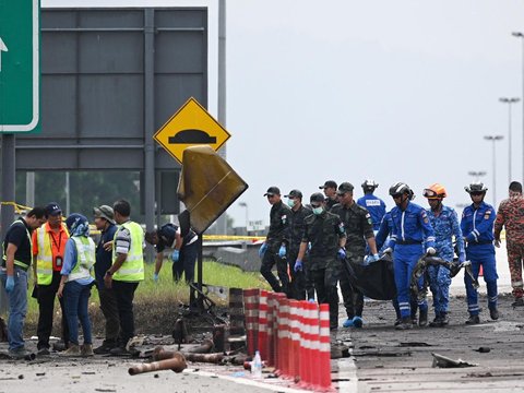 FOTO: Penampakan Puing Jet Pribadi di Malaysia yang Tabrak Motor dan Mobil hingga Tewaskan 10 Orang