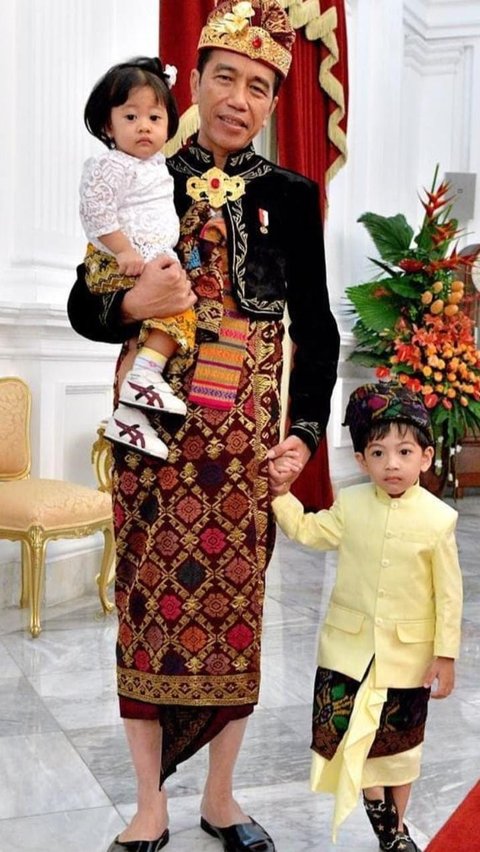 Baju Bali<br /><br />Pada Upacara Peringatan detik-detik proklamasi kemerdekaan Indonesia tahun 2019. Presiden mengenakan pakaian adat khas Klungkung, Bali. Baju yang dipakai berwarna hitam dengan motif warna coklat. Selain itu, Jokowi juga memakai kain yang dibalut sebagai bawahan dan penutup kepala.
