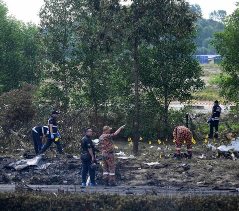 FOTO: Penampakan Puing Jet Pribadi di Malaysia yang Tabrak Motor dan Mobil hingga Tewaskan 10 Orang