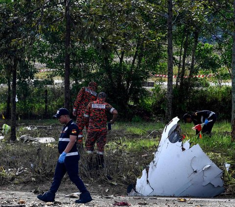 FOTO: Penampakan Puing Jet Pribadi di Malaysia yang Tabrak Motor dan Mobil hingga Tewaskan 10 Orang