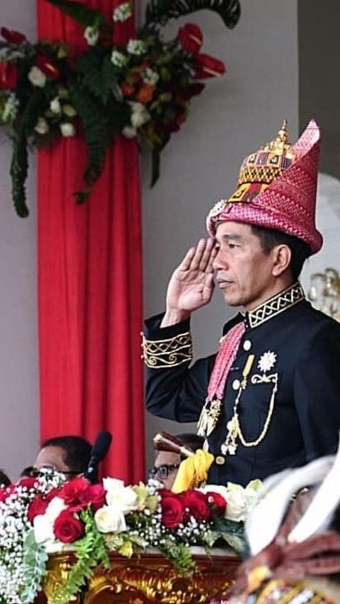 Baju Linto Baro<br /><br />Tahun 2018, baju adat yang Presiden Jokowi pakai berasal dari daerah Aceh. Baju Linto Boro ini terdiri dari penutup kepala (Kupiah Meukeutop) yang terbuat dari kain tetron berwarna merah, kuning, hijau, dan hitam.