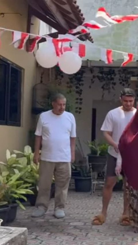 Terlihat halaman rumah Fadil Jaidi yang dihiasi bendera dan balon dengan warna merah putih.