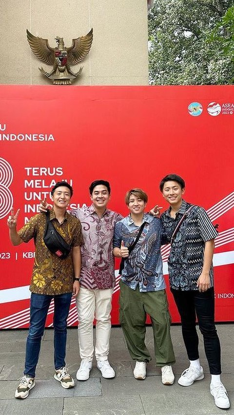 Sedang Liburan, Ini Momen Jerome Polin dan Waseda Boys Ikut Upacara 17-an di China