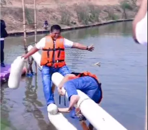 Momen Pak RT Pukul KO Anies Baswedan Hingga Nyebur ke Sungai, Bikin Warga yang Lihat Ngakak