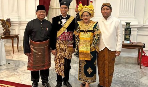Prabowo memilih untuk berjalan di samping karpet merah karena karpet merah sendiri memiliki sejarah yang panjang.