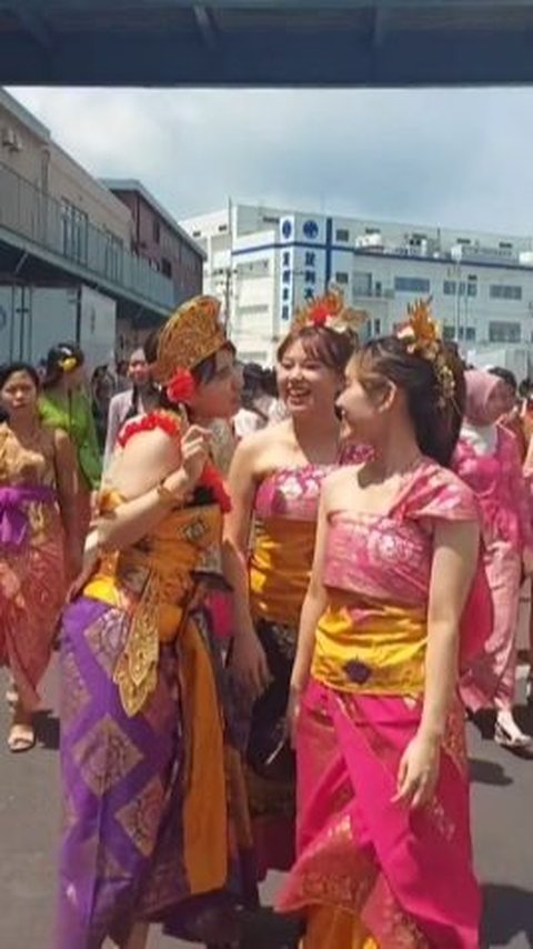 Uniknya lagi, parade kebudayaan Indonesia ini diikuti oleh masyarakat Jepang. Mereka terlihat bahagia bisa menjajal busana khas Indonesia.