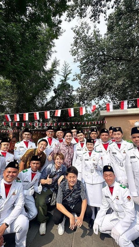 Sedang Liburan, Ini Momen Jerome Polin dan Waseda Boys Ikut Upacara 17-an di China