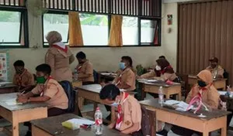 Sigit menyampaikan, setelah KTT ASEAN di Jakarta berakhir pada 7 September 2023, barulah sekolah di sekitar venue KTT ASEAN yang tadinya menerapkan PJJ dapat melaksanakan pembelajaran seperti biasa atau 100 persen kehadiran siswa di sekolah.