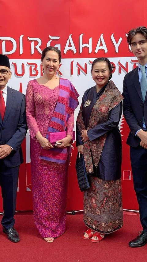 Kartika dan Kiran terlihat berfoto bersama dengan Duta Besar Indonesia untuk Inggris, yakni Desra Percaya. <br /><br />
