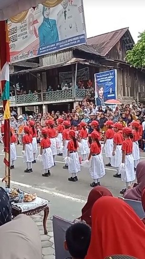 Pura-Pura Pingsan, Tim Gerak Jalan SD Ini Bikin Anggota TNI Panik