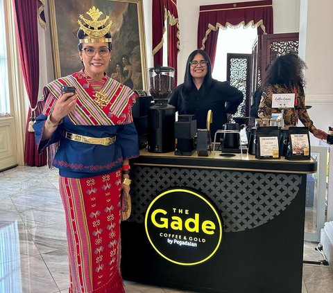 Ngopi 'Ndeprok' Ala Menteri Jokowi di Tangga Istana