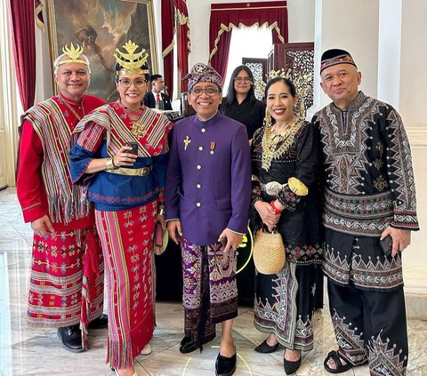 Ngopi 'Ndeprok' Ala Menteri Jokowi di Tangga Istana