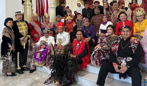 Akhirnya hampir seluruh kabinet Jokowi bergabung ndeprok di tangga Istana. Ada Menhub Budi Karya, Seskab Pramono Anung, Menko PMK Muhadjir,