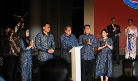 Bangunan yang didominasi warna putih serta tiang besar dan tinggi sekilas mirip dengan bangunan White House di Amerika Serikat.