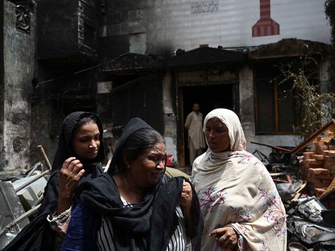 FOTO: Mencekam, Massa Muslim di Pakistan Mengamuk Bakar Sejumlah Gereja Dipicu Tuduhan Penistaan Alquran