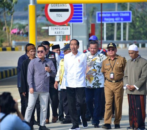 Jokowi menilai, figur pemimpin yang dibutuhkan Indonesia yakni dapat meneruskan tongkat estafet kepemimpinan. Tujuannya, untuk mencapai Indonesia Emas.