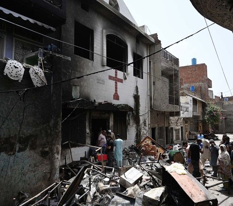 FOTO: Mencekam, Massa Muslim di Pakistan Mengamuk Bakar Sejumlah Gereja Dipicu Tuduhan Penistaan Alquran