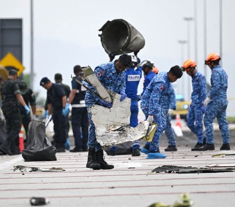 VIDEO: Detik-Detik Mengerikan Pesawat Jet Meledak Jatuh di Jalan Raya Malaysia