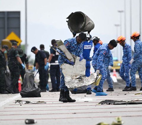 VIDEO: Detik-Detik Mengerikan Pesawat Jet Meledak Jatuh di Jalan Raya Malaysia