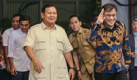 Politikus PDIP Budiman Sudjatmiko dan bacapres Prabowo Subianto resmi mendeklarasikan relawan Prabowo-Budiman Bersatu (Prabu) di Semarang, Jumat (18/8).