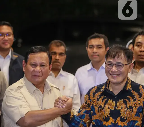 Ketua Umum Partai Gerindra Prabowo Subianto dan Politikus PDIP Budiman Sudjatmiko, menghadiri deklarasi Relawan Prabowo-Budiman Bersatu (Prabu) di kawasan Pantai Marina Semarang, Jumat (18/8).