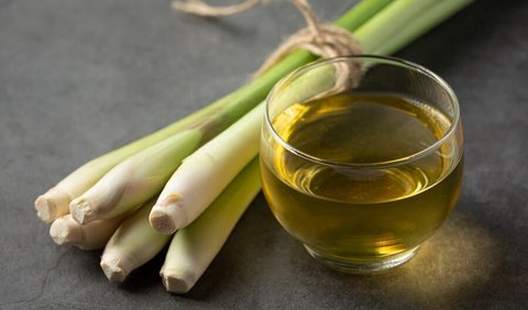 Selain menjadi penyedap makanan, serai juga dapat dikonsumsi dalam bentuk minuman herbal, minyak atsiri, serta digunakan dalam aromaterapi.