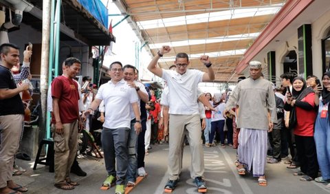 Menteri Pariwisata dan Ekonomi Kreatif (Menparekraf) Sandiaga Salahuddin Uno  memberikan modal usaha bagi disabilitas sekaligus memberikan sembako murah bagi warga di bilangan Manggarai, Jakarta.