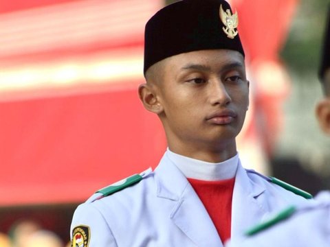 8 Foto Dhofin, Anak Ibnu Jamil, Melaksanakan Tugas Sebagai Anggota Paskibraka: Ekspresi Sukacita dalam Sujud Syukur Usai Menurunkan Bendera
