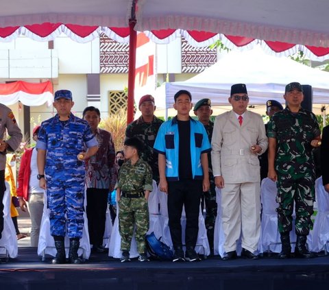 Dalam pawai tersebut, Gibran ditemani putranya, Jan Ethes Srinarendra yang mengenakan baju tentara. Sementara Wakil Wali Kota Solo Teguh Prakosa mengenakan setelan jas khas proklamator Soekarno.