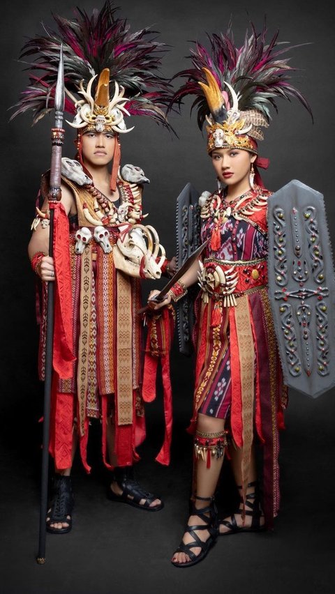 Kaesang mengenakan baju adat Kawasaran dari Minahasa Sulawesi Utara. Kaesang dihadiahkan satu unit sepeda oleh Presiden Jokowi.