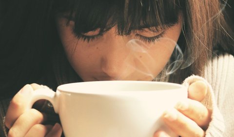 Salah satu masalah umum yang sering terjadi akibat konsumsi kopi adalah peningkatan asam lambung. Berbagai masalah kesehatan lain juga bisa muncul akibat konsumsi kopi yang berlebihan.
