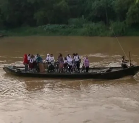 Kekeringan Melanda Ngawi, Begini Perjuangan Warga Ambil Air di Sungai Bengawan Solo