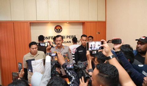 Polisi tangkap dua pria mengaku wartawan. Keduanya, NR dan MSR tengah berupaya 'menyelundupkan' tiga korbannya ke Malaysia dari Batam.