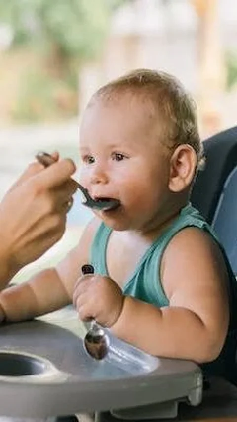 Ingatlah untuk selalu berkonsultasi dengan dokter anak sebelum memperkenalkan makanan baru pada bayi Anda, terutama jika ada riwayat alergi atau kondisi kesehatan tertentu.