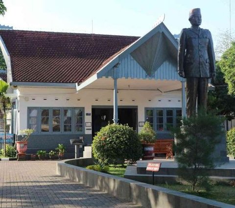 Ndalem Gebang atau Rumah Gebang di Kota Blitar, Jawa Timur merupakan rumah orang tua Bung Karno yang jadi saksi masa remaja presiden pertama Indonesia. Di sana, Bung Karno tinggal bersama orang tua dan kakaknya.
