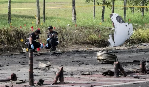 Pesawat tersebut gagal mendarat dan menabrak sepeda motor dan mobil di jalan tol Malaysia.