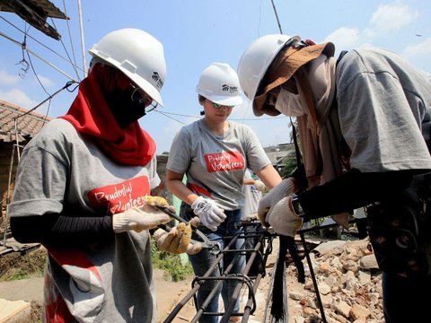 FOTO: Prudential Bangun Rumah Layak Huni hingga Posyandu di Desa Gunung Putri Bogor