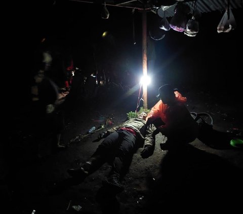Evakuasi pendaki asal Jakarta bernama Martinus (31) berhasil dilakukan oleh Tim Pos SAR Kerinci setelah satu hari semalam korban dievakuasi dari Shelter 3 Gunung Kerinci, Kabupaten Kerinci, Jambi.