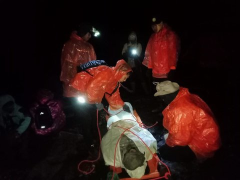 Cerita Tim SAR Evakuasi Pendaki Alami Patah Kaki di Gunung Kerinci