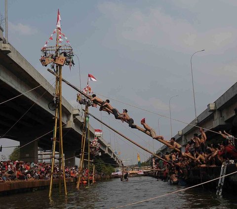 Perayaan HUT Kemerdekaan RI kembali dimeriahkan dengan lomba panjat pinang di aliran Kalimalang. Perlombaan unik ini diadakan oleh warga Warga RW 04, Kelurahan Cipinang Melayu, Kecamatan Makasar, Jakarta Timur, pada Sabtu (19/7/2023).