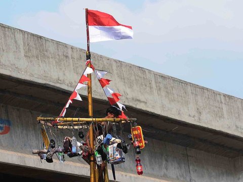 FOTO: Serunya Lomba Panjat Pinang Berhadiah Emas di Aliran Kalimalang, Gagal Jaga Keseimbangan Auto Nyebur