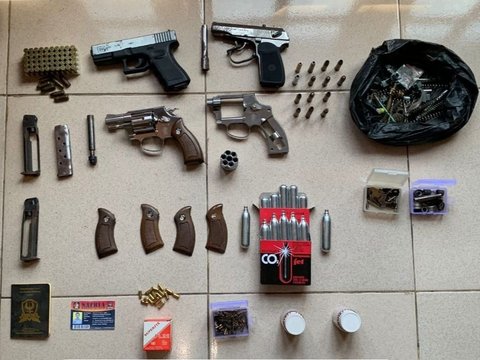 Kasus Senpi Ilegal dan Terduga Teroris Karyawan BUMN, Pistol Laras Panjang-Amunisi Diamankan