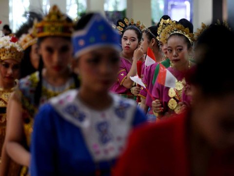 FOTO: HUT RI, Pertunjukan Tarian Tradisional Kolosal Pukau Pengunjung Mal di Depok