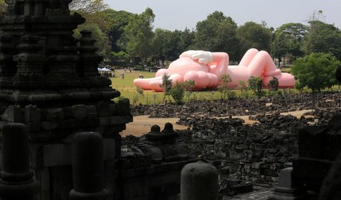 Dengan Hadirnya KAWS, Lantas Berapa Harga Tiket Masuk Candi Prambanan?