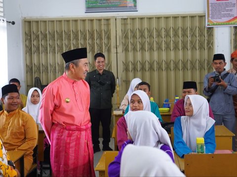 Kisah Guru Lulusan S3 di Pekanbaru 17 Tahun jadi Honorer, Kini Diangkat Setingkat PNS