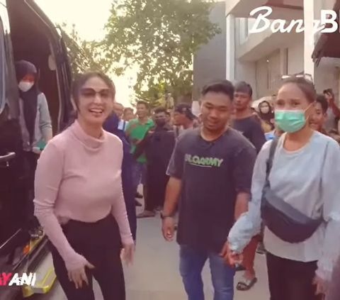 Cantik dan Kece, Mba Putri Usai di-Makeup oleh Dewi Perssik dan Diberi Kaca Mata 'Simpan Ya Mahal Itu'