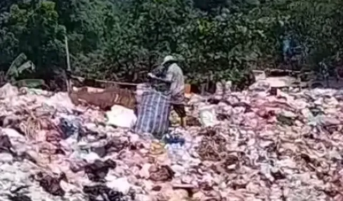 Komaru menduga, aksi lempar melempar kantong sampah ini karena warga tidak sabar dengan tumpukan sampahnya. Kondisi ini disebabkan penutupan TPA Piyungan sejak 23 Juli 2023 lalu.